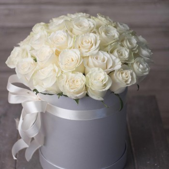 31 white roses in a box